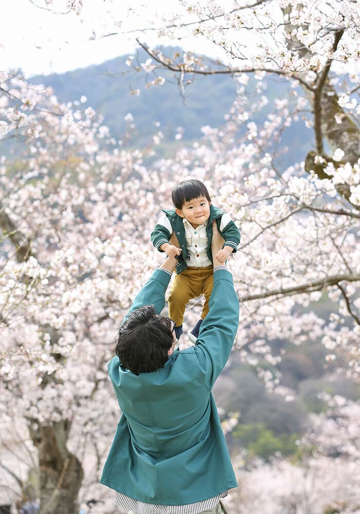 桜で家族写真のロケーション撮影