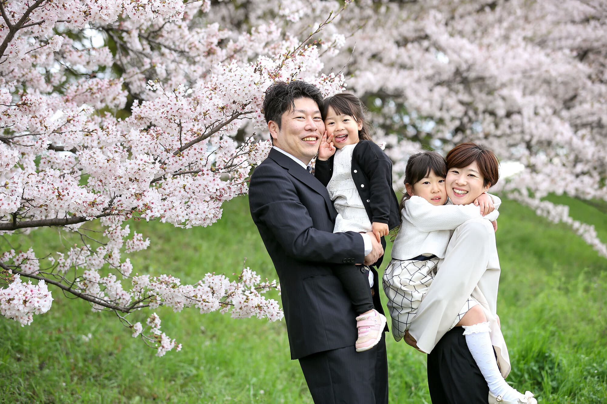 桜で入学記念のロケーション撮影